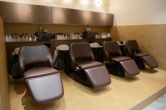 【府中駅】◆社会保険完備・完全週休2日制・産休育休実績あり・外部講習費半額負担◆幅広い年齢層のお客様が来店されるので、どの年代にも対応できる高い技術力を身に付けられます。営業時間内レッスン可能で効率よくステップアップでき、その都度お客様の担当をできる「HearPut 府中けやき並木店（ハープットフチュウケヤキナミキテン）」からアシスタント（美容師）の求人☆★☆