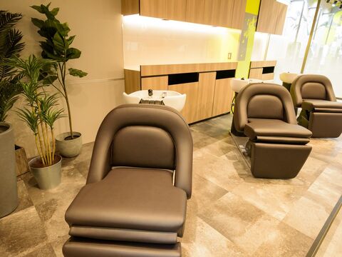 【鎌ヶ谷駅】◆3ヶ月で100万円の保障給あり◆業務委託と正社員を選択可能で安心して働き始めることが可能！トレンド薬剤を押さえているので、単価UPも狙いやすいお店です「RAWR hair WaMen（ロアーヘアーワメン）」からスタイリスト（美容師）の求人☆★