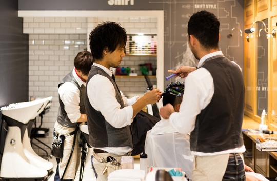 【赤坂】≪社会保険完備・住宅手当あり・メンズ専門店≫世代を問わず多くのお客様がご来店！！多くの仲間がいるので色々な技術を見て学ぶ事が可能！！定番のスタイルはもちろん流行のスタイルも追求するメンズスタイル特化サロン「SHIFT Men's only salon 赤坂店（シフトメンズオンリーサロンアカサカテン）」からスタイリスト（美容師・理容師）の求人☆★