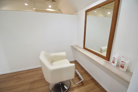 【元町】女性のみの働きやすいお店です！≪完全週休2日≫≪社会保険完備≫≪平均退社18時半≫マンツーマンでの接客が人気のプライベートサロン!!遅くまで残ることもないのでプライベートも充実させられますよ！「hair make QUATRE（ヘアーメイクキャトル）」からスタイリスト（美容師）の求人☆☆