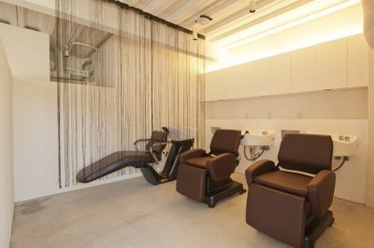 【岡町】≪24万円~≫≪マイカー通勤OK ≫≪完全週休2⽇制≫⼀⼈ひとりのお客様とじっくり向き合い⻑いお付き合いを…やわらかな⼈柄のスタッフさんと爽やかな空間☆ナチュラルな空気感が魅⼒の「Hua（フア）」からスタイリスト（美容師）の求⼈★☆