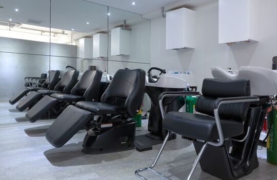 【阪急塚口】≪完全週休2日制&有給あり≫≪社会保険完備≫≪営業内レッスン&最短2年デビュー≫ヘアデザインはもちろん、着付けやメイクなども学べるトータルサロン！美容師として成長できる環境です！「NILLU 阪急塚口店（ニルハンキュウツカグチテン）」アシスタント（美容師）の求人☆★☆