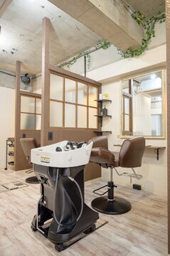 【横浜駅】≪客単価10000円≫≪ママさんの応募も歓迎≫≪社会保険完備≫≪完全週休2日≫チームワークを大切にしながら働きたい方必見！スタッフ同士の仲も良いため、楽しく働くことができます！「Lumi 横浜駅店（ルミヨコハマエキテン）」からスタイリスト（美容師）の求人☆★