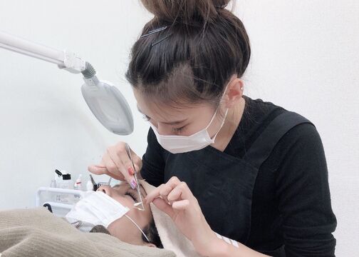 【柏】◆有給取得100％・リフレッシュ休暇あり・実働8時間・健康診断あり・産休育休制度あり・髪型、ネイル自由・社会保険完備◆ステップアップしやすく、やりがいのある環境であなたも主役になりませんか  「MAQUIA 柏店（マキアカシワテン）」からアイリスト（アイデザイナー・まつげエクステ）の求人☆☆