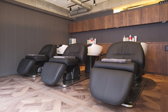 【東銀座】≪完全週休2日制・産休育休実績あり・未経験の方歓迎！・30代〜50代アシスタントも大歓迎！≫常に流行を取り入れ、高いレベルの技術を身に付けられる！長く美容師を続けたい方にピッタリのサロン「bloom sweet（ブルームスウィート）」からアシスタント（美容師）の求人☆★☆