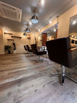 【南森町】≪在籍スタッフの報酬は40万円前後≫≪最低保障給あり≫≪入客に心配のない集客力≫業務委託が初めての方もサポート体制があるので安心ですよ！自由出勤制度でON OFFのメリハリをつけられます！多数の薬剤を取り扱い豊富なメニューで単価アップもしやすいサロン！「Ameri cocoro. 南森町店（アメリココロミナミモリマチテン）」からスタイリスト（美容師）の求人☆★