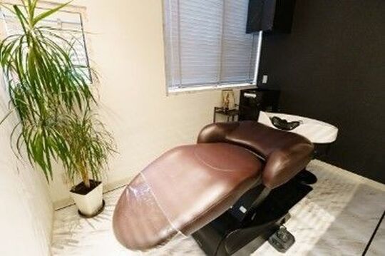 【堺市駅】≪月給25万円以上≫≪社会保険完備≫≪完全週休2日≫大人女性のカジュアル高級サロン。専門特化で簡単、短期間でスキルアップ、美容を長く安心して働ける環境で独立よりも有利。無理な販売は無く、リピーターが多い独自開発の美容液使用で仕事の幅が広がります。“Hair Esthe Salon yak （ヘアエステサロン　ヤック）”からスタイリスト（美容師）の求人☆★