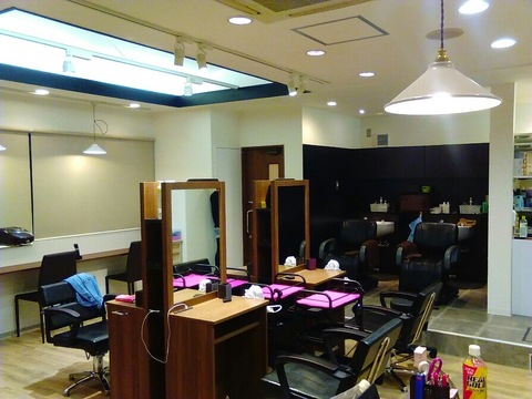 【二和向台】≪19時までに退勤可能≫幅広い年齢層のスタッフさんが活躍中！ママさんスタイリストも応援します！働きやすい環境作りに注力してい！「美容室ハッピー 二和向台店（ビヨウシツハッピーフタワムコウダイテン）」からスタイリスト（美容師）の求人★☆