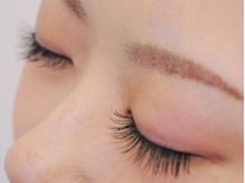 【梅田】《未経験OK、毎年7連休取得可能、働きやすさ＆やりがい満載！がんばりがしっかり評価されます！リピーター90％以上！スタッフのチームワーク抜群！プロフェッショナルになるための研修体制もばっちり！「gratify plus梅田（グラティフィープラスウメダ）」からアイリスト（アイデザイナー・まつげエクステ）の求人