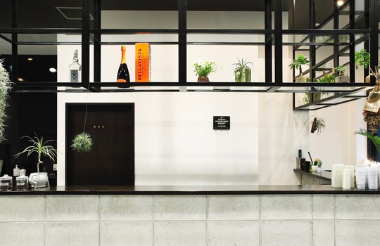 【徳重】◆ママさん歓迎・完全週休2日制・社会保険完備・19時台に退勤可能◆幅広い年齢層のスタッフが活躍中！ゆったりと自身の希望に合わせて勤務が可能です。サロンワーク中心でプライベートも充実させられる「Renata hair（レナータヘアー）」スタイリスト（美容師）の求人☆★