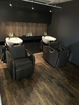 【難波】≪月9日休み≫≪社会保険完備≫ハイトーンカラー、バレイヤージュなどのカラーに特化した人気ヘアサロン！外国人風カラーを学びたい方にオススメです！「LAFF 難波店（ラフナンバテン）」からアシスタント（美容師）の求人☆★