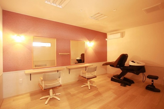 【平井】≪営業中レッスンOK・社会保険完備・住宅手当あり・実働8時間・20時までに退勤可能≫未経験・通信生・新卒生の方も大歓迎！地域密着型でアットホームな雰囲気のサロン「FAMILLE hair（ファミールヘア）」からスタイリスト（美容師）の求人☆★☆