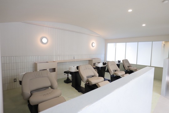 【北岡崎】≪社会保険完備≫≪夏季冬季休暇あり≫≪車、バイク通勤OK≫ライフスタイルに合わせて、働き方の選択ができる。サロンワークがもっと楽しくなる場所。新しい仲間を大募集！「DEE（ディー）」からスタイリスト（美容師）の求人☆★