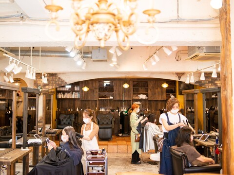 【下北沢】≪完全週休2日制・1年以内のデビュー可能・社会保険完備≫営業時間内を有効活用し、早期デビューを目指せます！時代にあわせた教育カリキュラムと労働環境で将来の不安なく勤務できます。「Reir 下北沢（レイールシモキタザワ）」からアシスタント（美容師）の求人★☆