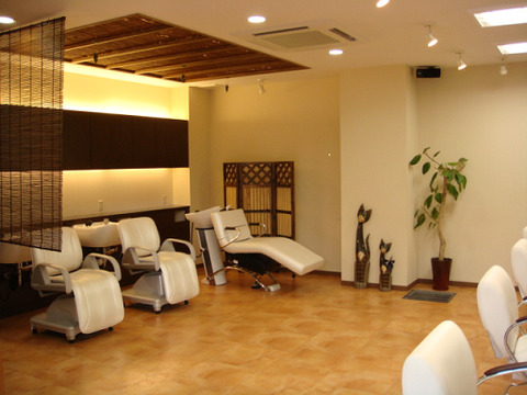 【津島】≪日曜休みあり・社会保険完備・選べるお休み日数・育休産休実績あり・ブランクOK・予約を切って休憩取得可能≫業界トップクラスの福利厚生！自分の時間も大切にしながらメリハリをつけて活躍できるサロン「Cubic 津島店（キュービックツシマテン）」からアシスタント（美容師）の求人☆★