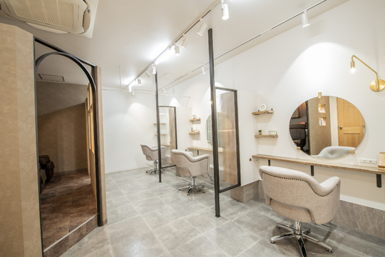 【新越谷】◆産休育休実績あり・有給取得率100％・19時までに退勤可能・社会保険完備◆半個室の店内で、ひとり一人のお客様としっかり向きえます。幅広い薬剤のラインナップも人気の秘訣「SHEER 新越谷店（シアシコシガヤテン）」からスタイリスト（美容師）の求人☆★