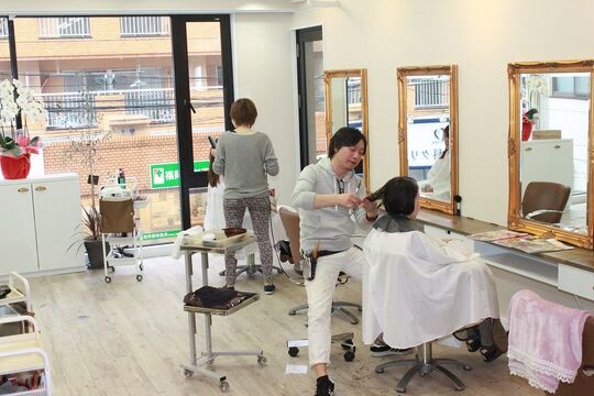 【大橋】しっかり技術・接客に対して学ぶことが出来るので、確実に成長していける環境！！幅広い年齢層のお客様に愛される癒し系隠れ家ヘアサロン「piccadilly circus（ピカデリーサーカス）」からアシスタント（美容師）の求人☆★☆