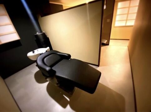 【京都市役所前】≪30歳以上の方大募集≫≪Zen系列から髪質改善に特化したサロン≫≪完全個室≫≪正社員と業務委託の働き方を選べる≫≪社会保険完備≫≪月8日休み≫≪フリー40〜45％／指名50％還元≫月30万円以上の高収入も可能！プライベート重視で働くことも可能！「Zen.（ゼン）」からスタイリスト（美容師）の求人★☆