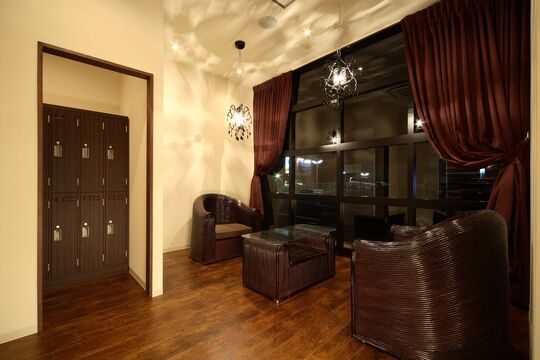 【和泉中央】≪月給18万円〜≫スタッフさんの意見をきちんと尊重してくれるオーナーさんの人柄が働きやすさの秘訣！「くだけ過ぎず、かたくなりすぎず」がコンセプトのサロン「LANIKAI」からアシスタント（美容師）の求人☆★☆