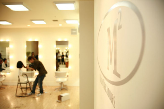 【豊中】駅直結の好立地☆アシスタント月給16.5〜20万円★チームワーク抜群★10名以上のスタッフが協力し合いながら皆でサロンを盛り上げています♪未経験・新卒生・通信生も歓迎♪“M2 HAIR CREATORS（エムツー ヘアークリエイターズ）”からアシスタント（美容師）の求人☆★☆