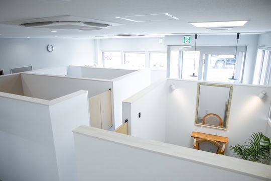 【JR長浜】≪完全個室≫≪客単価約1万3000円以上≫≪髪質改善＆ヘッドスパ≫≪完全週休2日制≫≪社会保険完備≫予約状況によっては17時に退勤も可能！完全個室のオシャレな空間で働いてみませんか「ROKA hair（ロカヘアー）」からスタイリスト（美容師）の求人☆★