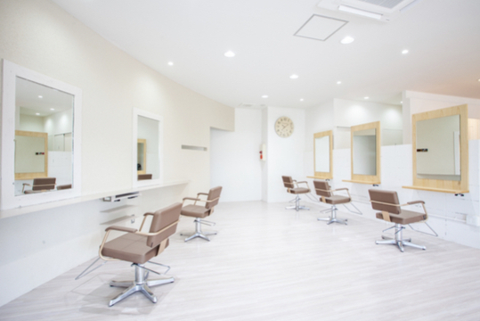 【栗東】≪第3日曜定休日≫≪月8～10日休み≫≪社会保険完備≫≪着付けも学べる≫≪営業時間内レッスン可能≫最短2年でデビュー可能！体とプライベートは大切にという考えのオーナーさんなので、無理なく働いていくことが可能！あなたの個性を生かしたオンリーワンの美容師さんに育ててくれますよ！「hair’s BEAU LiEn（ヘアーズ ボウ リアン）」からアシスタント(美容師)の求人☆★