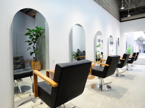 【谷町四丁目】≪月8日休み≫≪入客チャンスあり≫平均客単価10000円以上！デザインカラーがウリなのでカラーが好きな方にもオススメ！客層は20～30代の女性がメインのサロン！「Le’a（レア）」からスタイリスト（美容師）の求人☆★