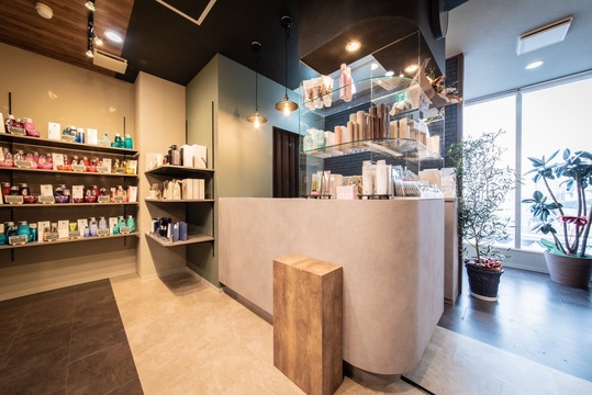 【桃園】≪デビューまで2年以内・営業中レッスンOK・20時までに退勤可能・社会保険完備≫安心のカリキュラムで一人ひとりにピッタリなペースでスタイリストデビューを目指せるヘアサロン「the laughter THE BREACH 黒崎桃園店 Smart Salon（ザラフターザブリーチクロサキモモゾノテンスマートサロン）」からアシスタント（美容師）の求人★☆