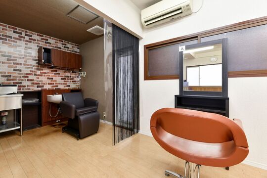 【武生駅】≪16時までの勤務OK≫≪日曜定休日≫≪完全週休二日制≫≪残業なし≫カラーだけに専念した専門店！働くママさんが多く、働きやすい環境！自分に合った働き方が出来ます！急なお休みなどにも対応できるようにしてます！「COLOR PLUS 越前店（カラー プラスエチゼンテン）」からカラーリスト（美容師）の求人☆☆