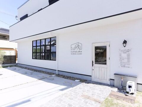 【信達】≪20時までに退勤OK≫≪日曜日定休あり≫未経験・通信生・新卒生歓迎！頑張り次第では最短2年でデビュー可能なので、スタイリストとして活躍できる日も近いですよ！ドライカットがウリのサロン「LafuLaha（ラフラハ）」からアシスタント（美容師）の求人★☆