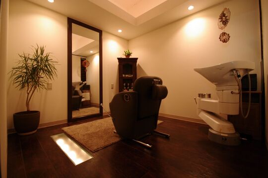 【三宮】≪20時までに退勤可能≫≪着付けやメイクも学べる≫ダメージレスに特化したメニューで、幅広い層の女性のお客様から支持されているお店！遅くまで残る事も無いので自分のペースで学べる環境です「Brunette（ブルネット）」からアシスタント（美容師）の求人☆☆