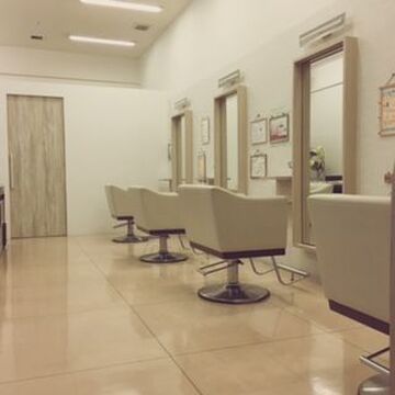 【竹下】≪高月給スタート・お休み日数選択OK・社会保険完備・日曜日お休みOK≫充実した福利厚生で長くお仕事できる環境♪毎月多くのお客様がご来店される「Tiara コマーシャルモール博多店（ティアラコマーシャルモールハカタテン）」からスタイリスト（美容師）の求人☆☆