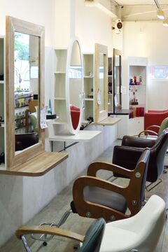 【中京競馬場前】≪完全週休二日制≫≪社会保険完備≫≪月給20万円〜≫豊富な休みでプライベートも充実！着実にスキルアップできる環境が整っていますよ。スタッフ皆仲が良い職場で楽しく働きませんか！ “NUDE COLOR 姥子山店（ヌードカラーウバコヤマテン）”からアシスタント（美容師）の求人☆★