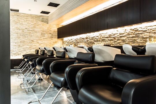 【渋谷駅】◆完全週休2日制・産休育休制度あり・着付けも学べる・社会保険完備◆高単価サロンでしっかりお客様と関われます！幅広いジャンルの教育システムでオールマイティーな美容師を目指せる！「CLAUDE monet H2O・AVEDA 渋谷ヒカリエ ShinQs店（クロードモネエイチツーオーアヴェダシブヤヒカリエ シンクステン）」からアシスタント（美容師）の求人☆★