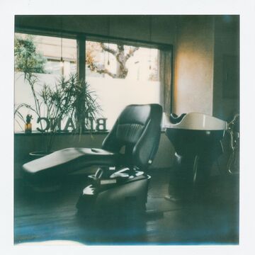 【阿波富田】≪19時までに退勤可能≫≪土日休みOK≫≪社会保険完備≫≪2年でデビュー可能≫≪営業中レッスンOK≫実力をつけたい方必見！楽しく働きながら成長できます☆トレンドを抑えつつ、撮影も学べますよ♪早期デビューを目指す方にもおススメ！Le blanc hair gallery（ルブランヘアギャラリー）からアシスタント（美容師）の求人☆★