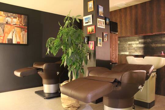 【円町】≪オーガニックカラー、白髪ぼかしが人気≫≪社会保険完備≫30～50代の大人女性から大人気のサロン！炭酸クレンジングでのスパメニューも人気ですよ！「Saguaro hair（サワロヘアー）」からスタイリスト（美容師）の求人☆★