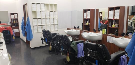 【椥辻】≪完全週休2日制と月5日休みを選べる♪≫≪技術者28万円〜≫≪最短1年でデビュー可能≫≪営業時間内レッスン可能≫≪制服貸出あり≫平均退社が19時なので、プライベートの時間も確保しやすい会社です☆すかっと 山科店（スカットヤマシナテン）から理容師（理容室）の求人★☆