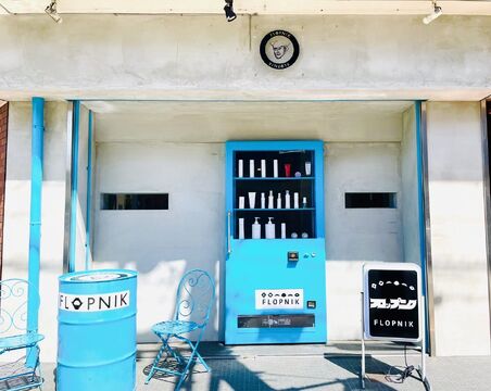 【北大路】≪完全週休2日制≫≪社会保険完備≫≪土日休み相談OK≫最短1年半でスタイリストデビュー可能！ダブルカラーやインナーカラー、ブリーチなど特殊なカラーのオーダーが多いサロン！カラーが好きな方にもおすすめ！「FLOPNIK（フロップニク）」からアシスタント（美容師）の求人☆★☆