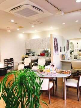 【JR柏原駅】≪社会保険完備≫スタイリストになった時は入客チャンスもバッチリ！地域の幅広い年齢層の方から指示を集めるサロン「HAIR MODE WAVE21（ヘアーモードウェーブニジュウイチ）」からアシスタント（美容師）の求人☆★☆