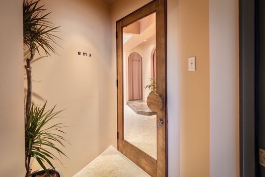 【赤坂駅】≪保証給あり・正社員OK≫指名50%／フリー40%還元！！単価を高めに設定し数をこなすのではなく一人ひとりのお客様としっかり関わり高収入を狙います！！マンツーマン接客で関わる半個室×業務委託ヘアサロン「emu head spa & treatment（エミュヘッドスパアンドトリートメント）」からスタイリスト（美容師）の求人☆★