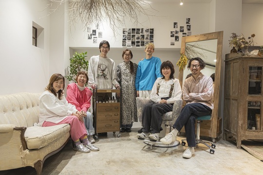 【竜田川】≪社会保険完備≫「働くときはしっかり働く！休むときはしっかり休む！」を徹底しています！ファミリーで通っていただける、アンティーク系お洒落サロンLoca（ロカ）からスタイリスト（美容師）の求人☆★☆