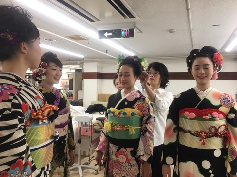 【高槻駅】高槻エリア新規集客NO.1！！パートさんでも月100万円売上実績あり！！本格的な着付け、メイク、カット講習が受けられる！！≪完全週休2日制≫≪社会保険完備≫技術向上＆充実した福利厚生で、お客様の要望に寄り添います！アットホームな女性スタッフonlyサロン「BARNEY（バーニー）」からスタイリスト（美容師）の求人☆☆