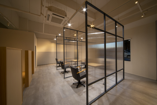 【松山市駅】≪選べる勤務体系≫≪所得補償制度あり≫≪完全マンツーマンサロン≫≪髪質改善が人気＆客単価1万円以上≫某集客サイトで受賞歴があり集客力抜群！確定申告サポートもあり業務委託が初めてという方でも安心して勤務することができます「W-STANDARD＋n（ダブルスタンダードプラスエヌ）」からスタイリスト（美容師）の求人★☆