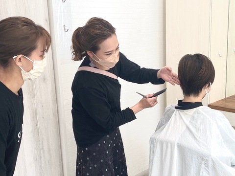 【小森江駅】≪夕方5時で帰れる美容室・社会保険完備・完全週休2日制可能≫あなたの希望に合わせた働き方が可能！幅広い年代の方から愛される地域密着型のヘアサロン「美容室セレーノ 門司下二十町店（ビヨウシツセレーノモジシモニジッチョウテン）」からスタイリスト（美容師）の求人☆★