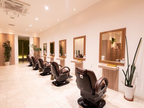 【津島駅】≪完全週休二日制≫≪社会保険完備≫男女問わずたくさんのお客様が来店！今までの技術を生かしつつしっかり入客出来るサロンです。「UNDERTREE GARDEN（アンダートゥリーガーデン）」からスタイリスト（美容師・理容師）の求人☆★