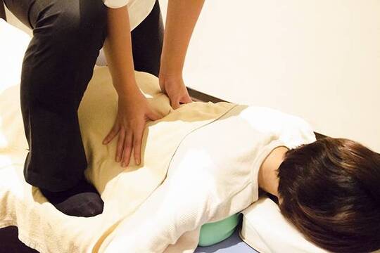 【草津駅】≪未経験歓迎≫≪社会保険完備≫≪土日どちらか休みOK≫お客様の第二の癒しのホーム！≫充実の研修体制で未経験の方も安心「リラクゼーションサロンイヤシスプラス 近鉄草津店」からセラピストの求人☆☆