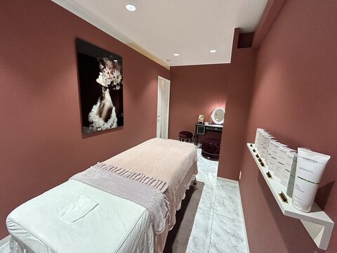 【梅田】◆大卒未経験者多数・未経験歓迎・社会保険完備・産休育休制度あり◆未経験からでも高収入を目指せます！少数精鋭サロンで多数出店予定！店長としてのキャリアパスも用意しています！「ハーブピーリング専門店 HERBERRY 大阪梅田店（ハーブピーリングセンモンテンハーバリーオオサカウメダテン）」からエステティシャンの求人☆☆