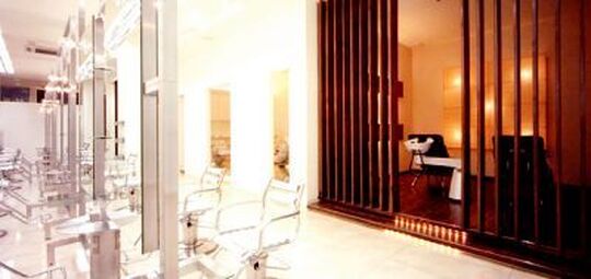 【JR西宮駅前】 月8日休み  最短2年デビュー  社会保険完備 地域最大級の超人気トータルビューティーサロン☆充実の教育体制があり、売れるトップスタイリストに！コレクション参加や雑誌のヘアメイクなどクリエイティブ活動に積極的でやりがい十分★WiLL(ウィル)からアシスタント（美容師）の求人☆★☆