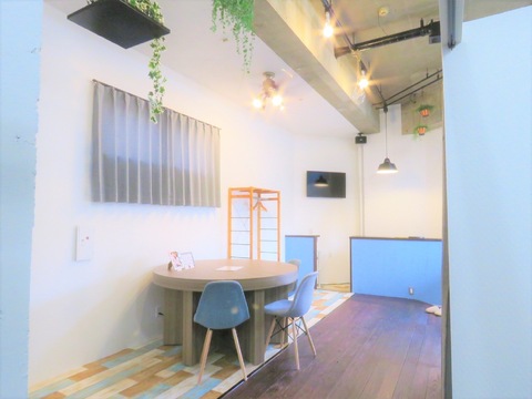 【花畑】≪月給30万円も可能・土日祝の希望休OK・月8日休み・社会保険完備・実働8時間・未経験OK・営業時間18時まで・残業なし・研修中も給与あり≫未経験の方もご安心ください！1日でも長く働ける環境づくりに取り組みます！店舗展開中のアイラッシュサロン「Eye Ris（アイリス）」からアイリスト（まつげエクステ・まつげパーマ・アイブロウ）の求人☆☆