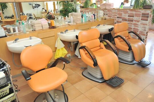 【摂津富田】≪月7,8日休み≫≪平均退社18:30！≫≪年間休日102日以上！≫プライベートも充実できて仕事と両立可能！地域密着型なのでお客さまとも密に接していけますよ！「pair spot 宮田店（ペアースポットミヤタテン）」からスタイリスト（美容室）の求人☆★